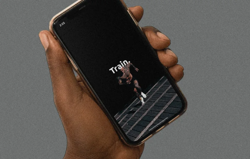 Wout on a phone in hand